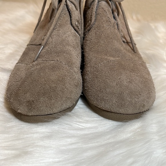 TOMS Tan Wedge Lace Youth Shoe - Picture 3 of 14